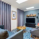 Elegant 2br + Gourmet Kitchen | Mid-term Апартаменти Лісабон