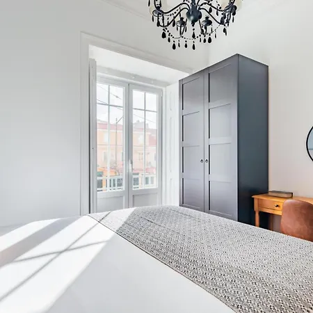 Elegant 2br + Gourmet Kitchen | Mid-term Апартаменти Лісабон