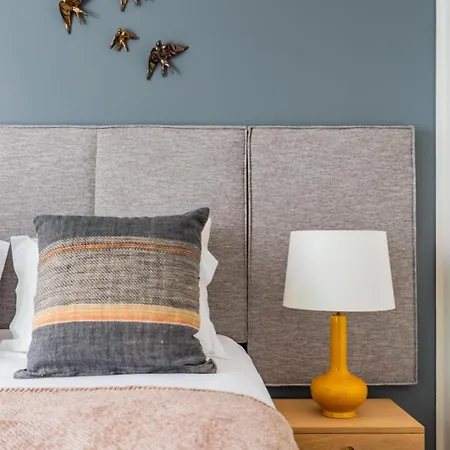 Elegant 2br + Gourmet Kitchen | Mid-term