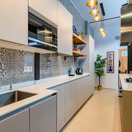 Elegant 2br + Gourmet Kitchen | Mid-term