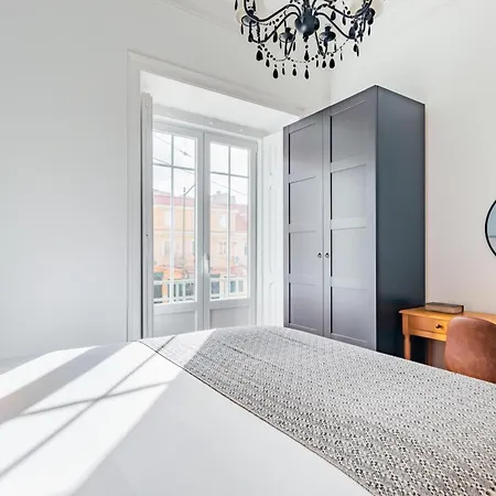 Elegant 2br + Gourmet Kitchen | Mid-term * リスボン