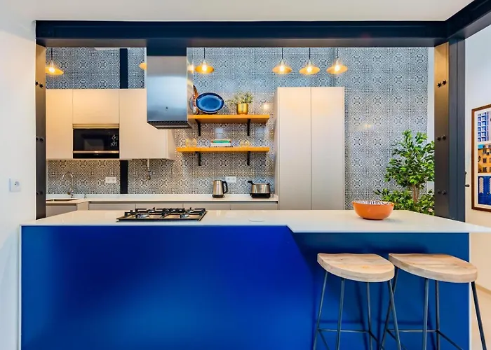 Elegant 2br + Gourmet Kitchen | Mid-term *