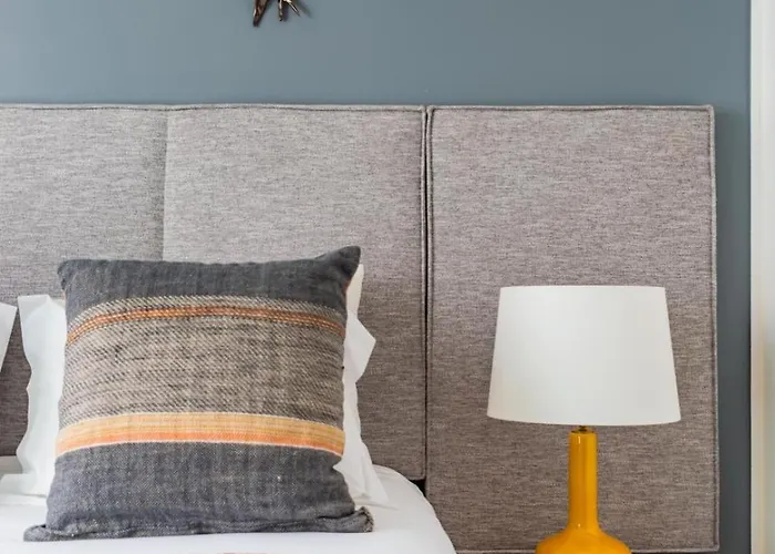 Elegant 2br + Gourmet Kitchen | Mid-term